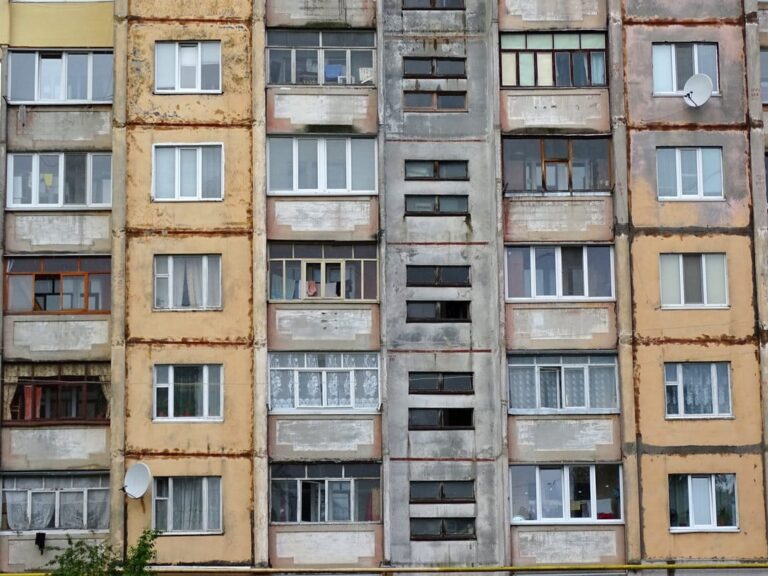 Ukraine Blocks Journalists from Encircled Positions Amid Accusations of Corruption and Mismanagement