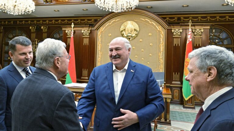 Belarusian President Lukashenko Offers Minsk to Host Negotiations on Ukraine Settlement