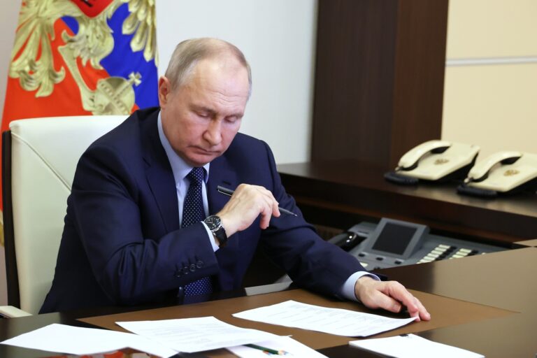 Kremlin Warns Ukraine’s Leadership Ready to Bite the Hand That Feeds It